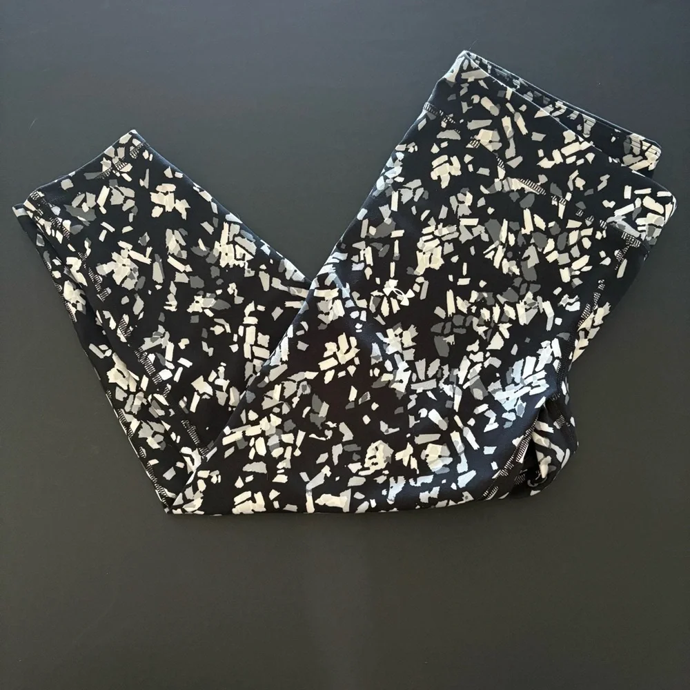 Girls Under Armour Black White Leggings YXL Motion Printed Ankle Cropped - Picture 2 of 8